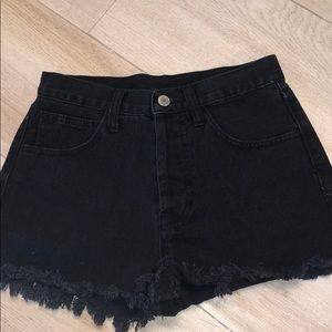 Black high wasted jean shorts!🖤
